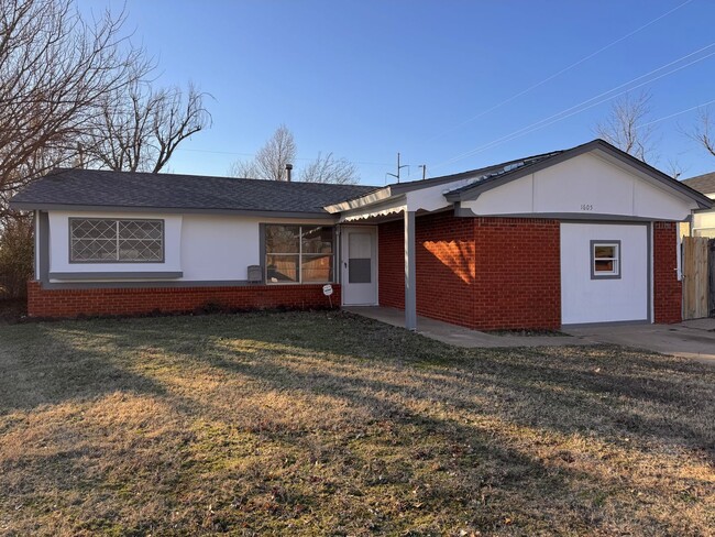 Building Photo - 4 Bed 1.5 Bath in Midwest City!