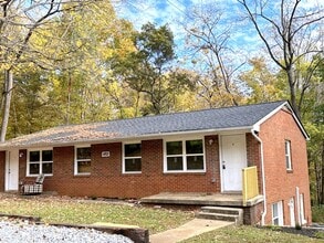 Building Photo - 492 Oak St