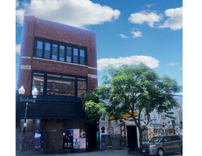 Building Photo - 1370 N Milwaukee Ave