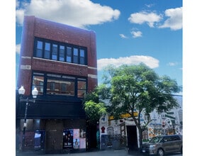 Building Photo - 1370 N Milwaukee Ave