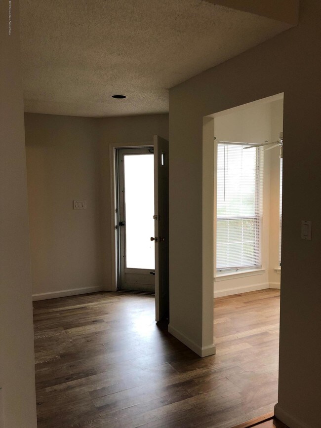 Building Photo - 135 Daffodil Dr