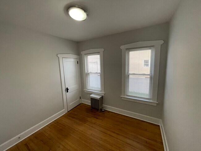 Building Photo - 33 E 5th St