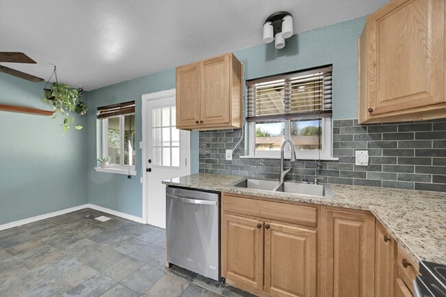 Foto del edificio - $2,095.95 with $300 off the first month's Rent - 4 Bedrooms, 2 Bathrooms, Single Family Home in C...