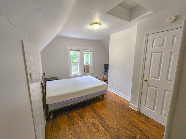 Dormitorio trasero del tercer piso - 143 Winchester Ave