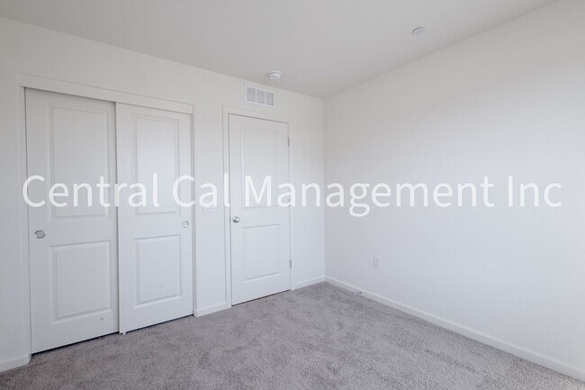 Foto del edificio - 4 Bedroom/2 Bath Home with Solar in the Desired Southwest!