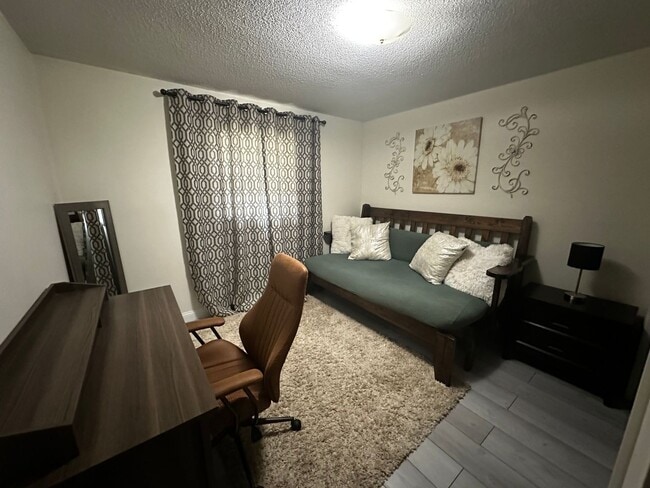 Building Photo - 3-bedroom, 1.5 bathroom, fully furnished home