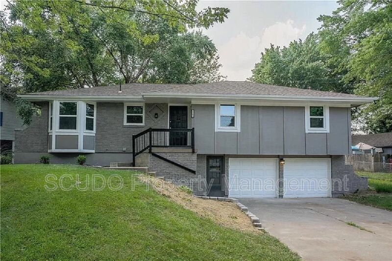 Primary Photo - 1102 SW Lakeview Blvd