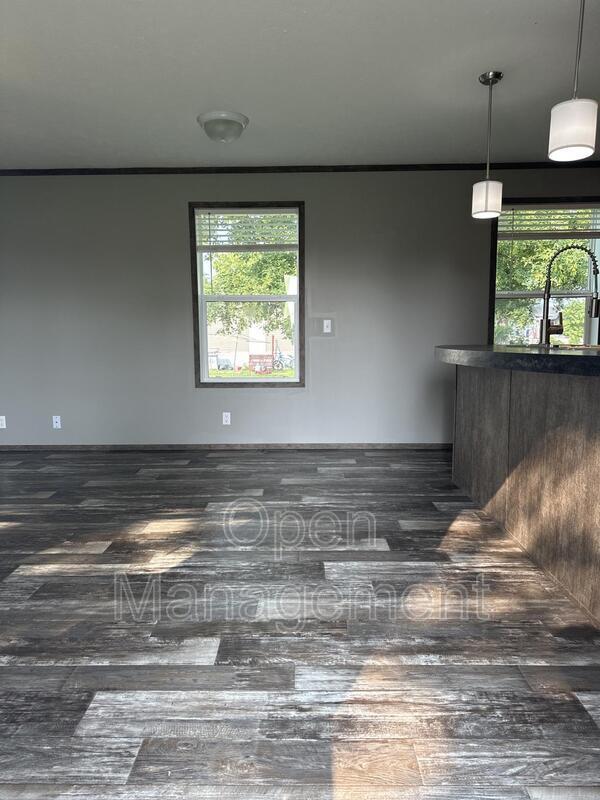 Foto del edificio - 451-2 1/2 2 1/2 Ave E