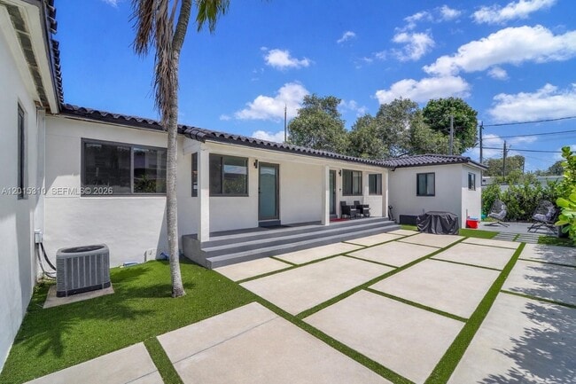 Building Photo - 621 SW 33rd Ave