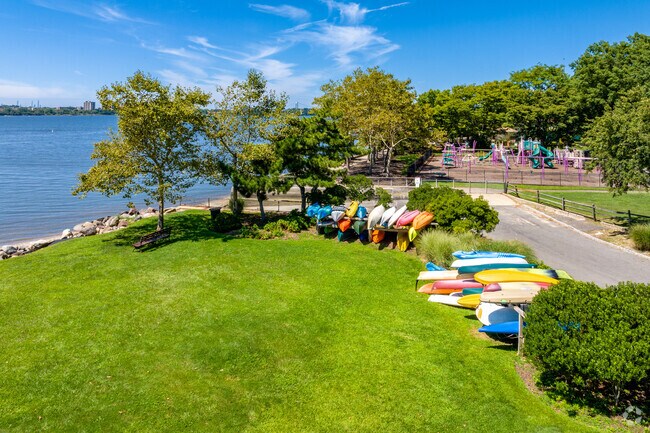 Enjoy a picnic, kayaking, or a calming stroll at Great Neck Estates Park.