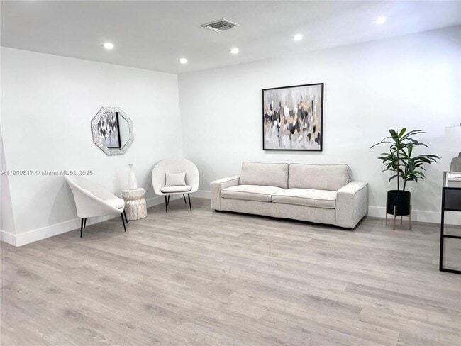 Foto del edificio - 2421 N 56th Terrace