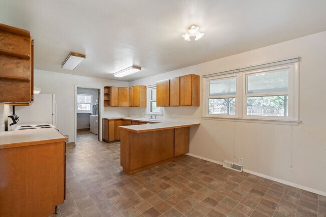 Building Photo - 3 Bedroom Brick Ranch