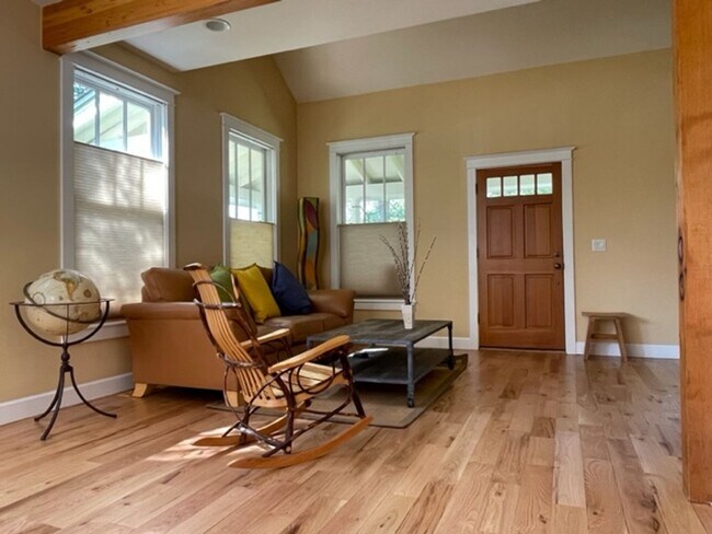 Building Photo - Spring Semester Furnished House!