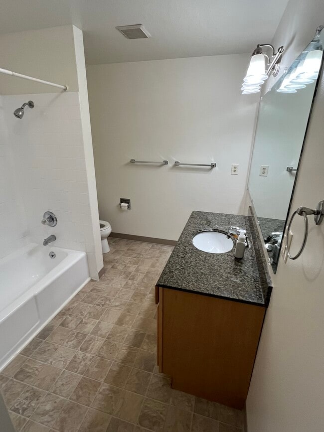 Baño luminoso e impecable. - 1138 NE 72nd Ave