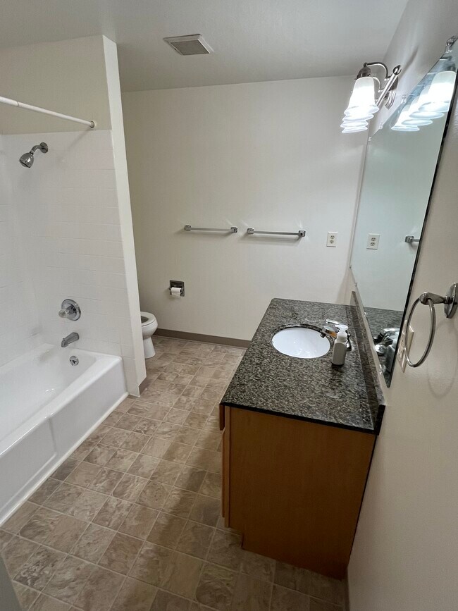 Baño luminoso e impecable. - 1138 NE 72nd Ave