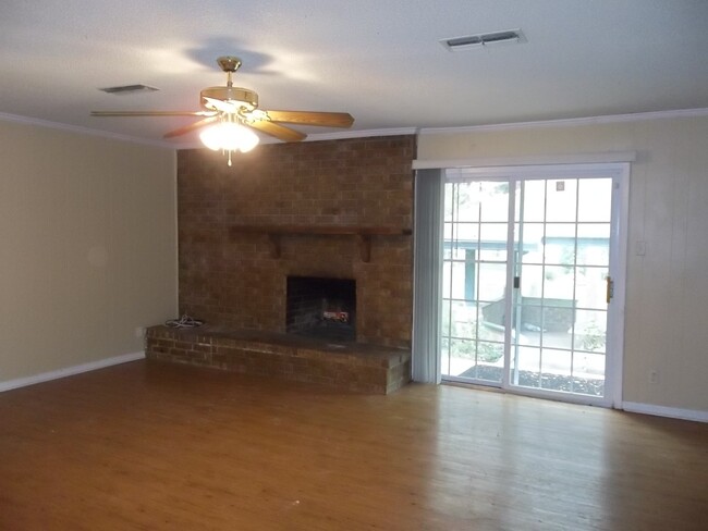 Building Photo - 3 BEDROOM, NORTH BELTON
