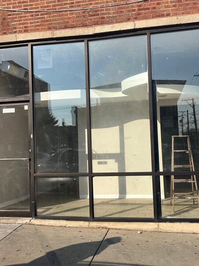 Foto del edificio - 2744 N Laramie Ave