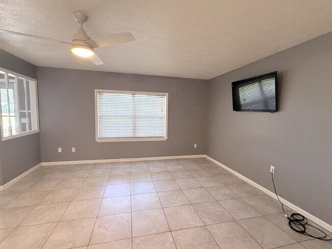 Foto del edificio - 2 Bedroom & 2Bathroom in Spring Lake