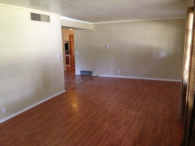 Foto del edificio - 1443 E Cedar St