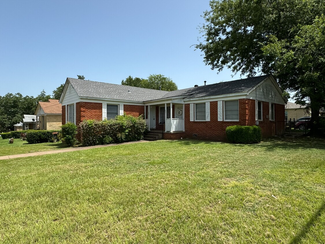 Foto principal - 403 E 6th St