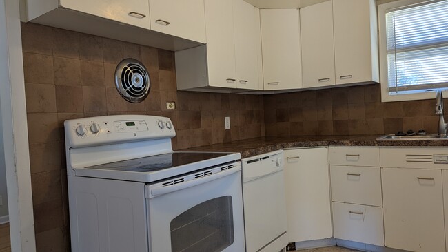 Foto del edificio - 2415 N Perry Ave