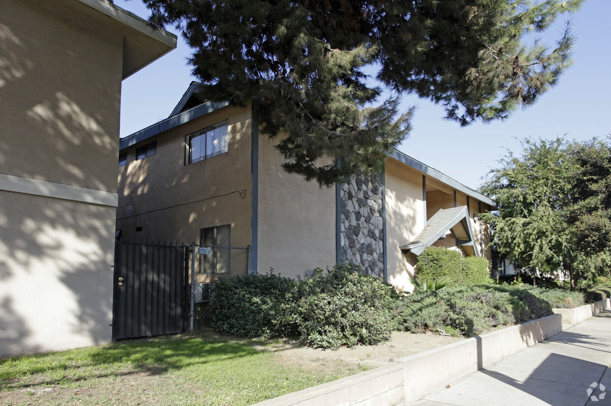 Primary Photo - 5142 San Bernardino Rd