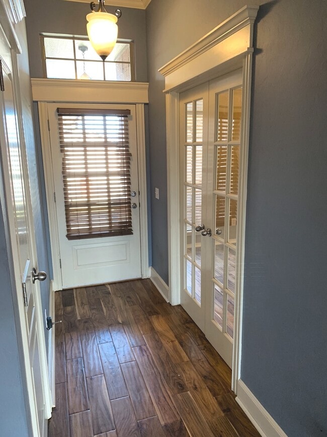 Building Photo - 4 Bed Beauty in Lone Oak Village!