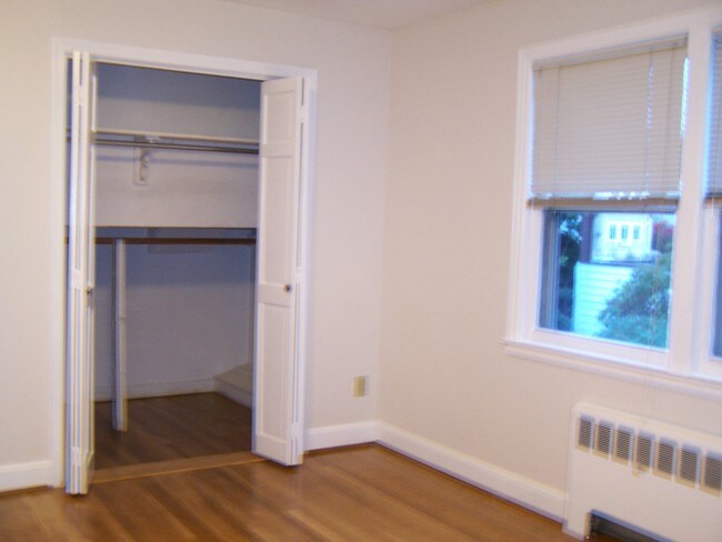 Foto del edificio - 47 Quaker Ln S