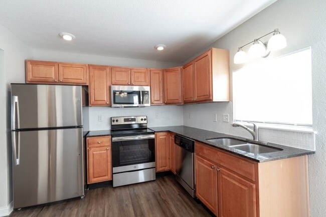 Building Photo - Spacious Far East Side 4 bedroom 2.5 bath