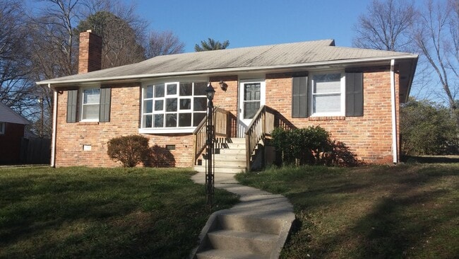 Building Photo - Very Spacious 3 bdrm/1 bth House Located in Henrico's West End!!