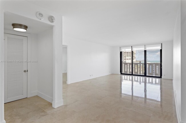 Building Photo - 1121 Crandon Blvd