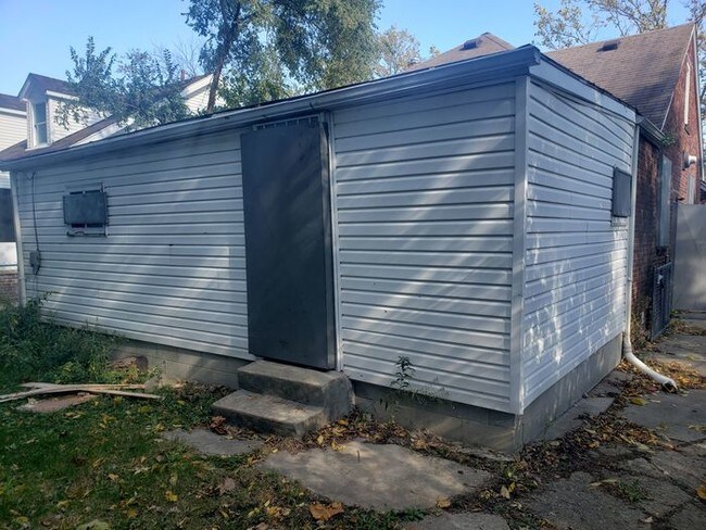 Building Photo - Large 3 bedroom Bungalow