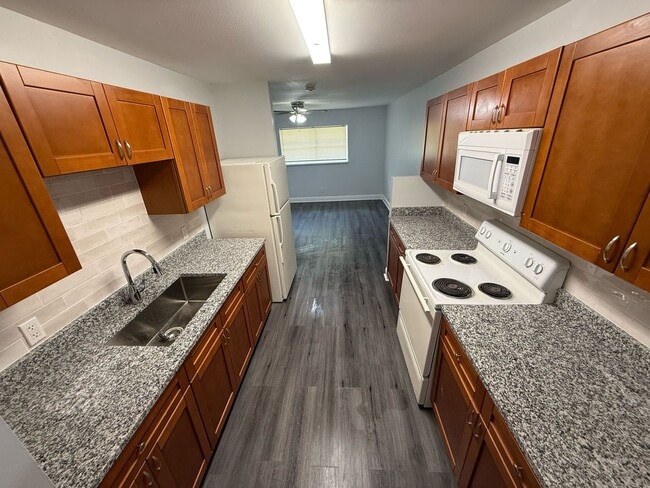 Building Photo - 3/1 Duplex AVAILABLE NOW!