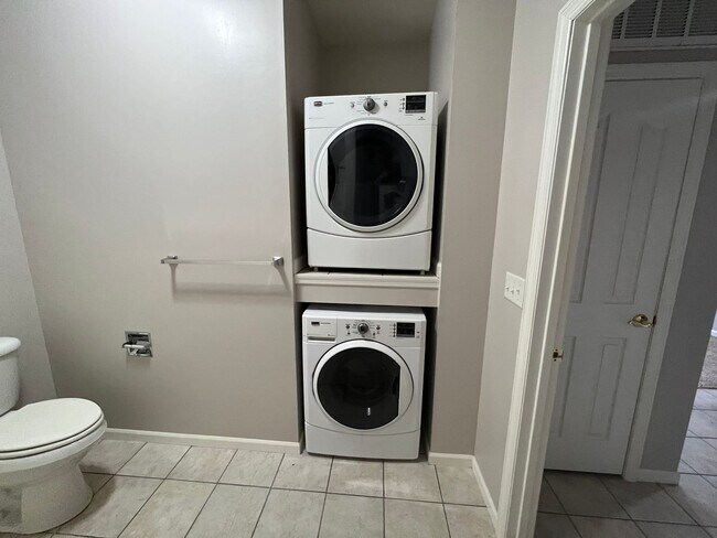 Foto del edificio - Pre-Leasing for 26/27 School Year