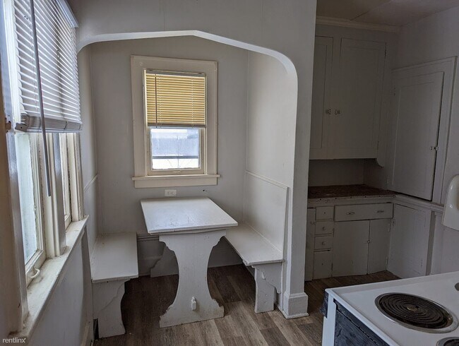 Building Photo - 3 br, 1 bath Duplex - 80 E Grand Ave