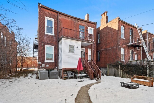 Foto del edificio - 2137 Russell Blvd
