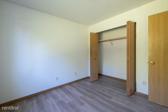 Building Photo - 2 br, 1 bath Townhome - 936 28th St SE