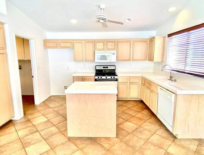 Foto del edificio - 3bed 3bath w/Pool La Quinta House for rent