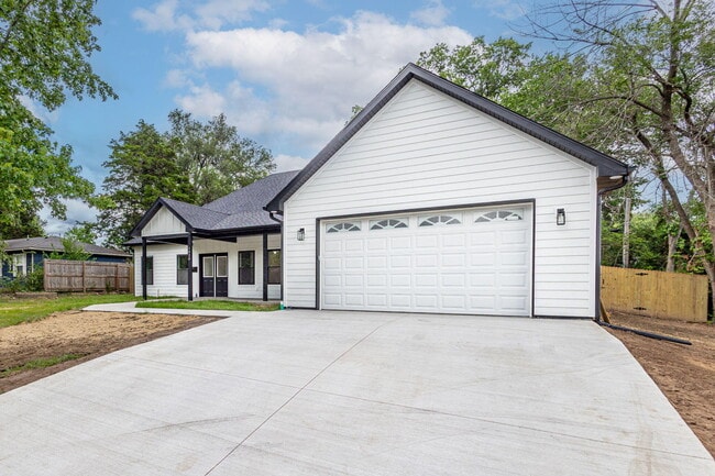 Building Photo - 1020 Crestland Ave