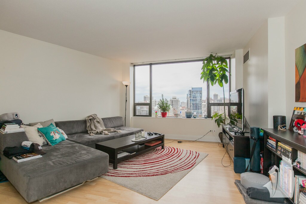 Primary Photo - 2 E Oak St