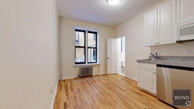Building Photo - 305 W 45th St