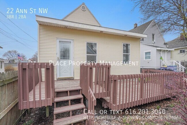 Building Photo - 22 Ann St - 3 bed/1.5 bath on Grand Rapids...