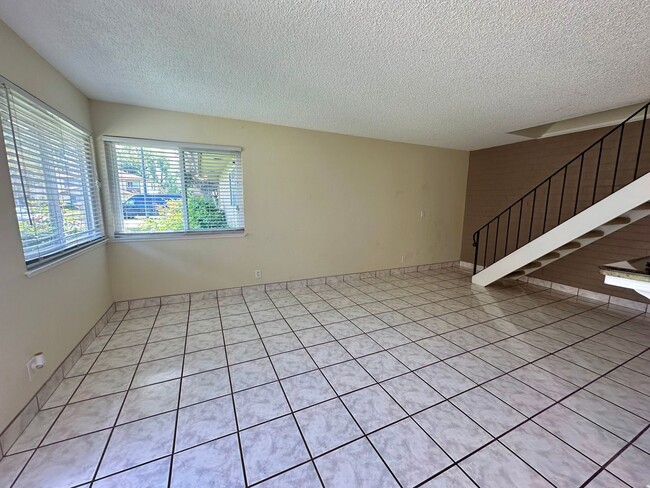 Building Photo - Gorgeous 2 Bedroom 1 Bath !