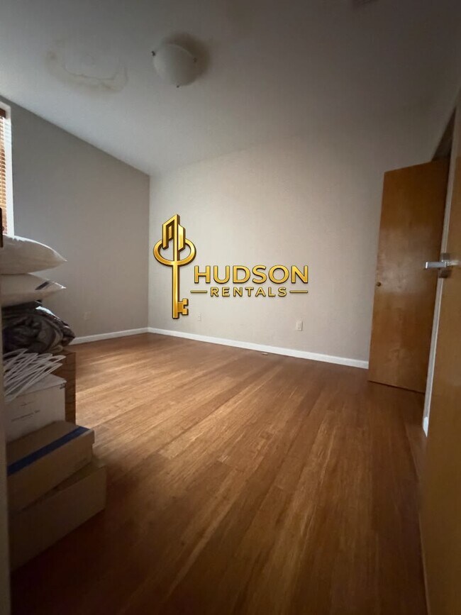 50 Oak St 102 - 30 Oak St