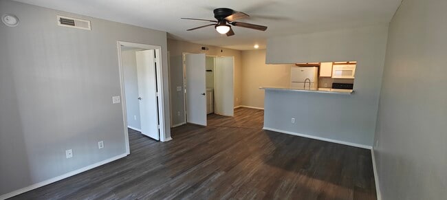 1 BR,1BR 850 sq ft - The Vineyards at Jones Road