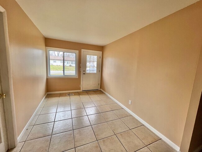 Building Photo - Move in special, free application! Cute Ho...
