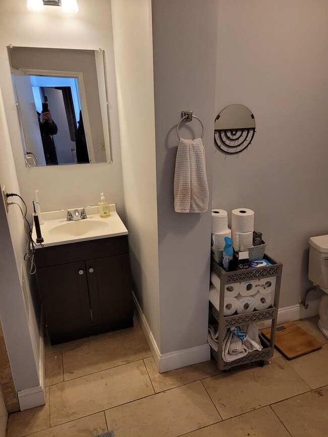 Building Photo - Don't Miss out on this giant 3 bed in the North End