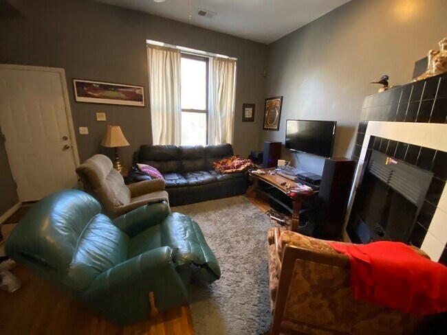 Building Photo - 1244 N Wolcott Ave