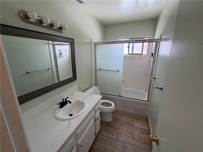 Foto del edificio - 1330 W Lambert Rd