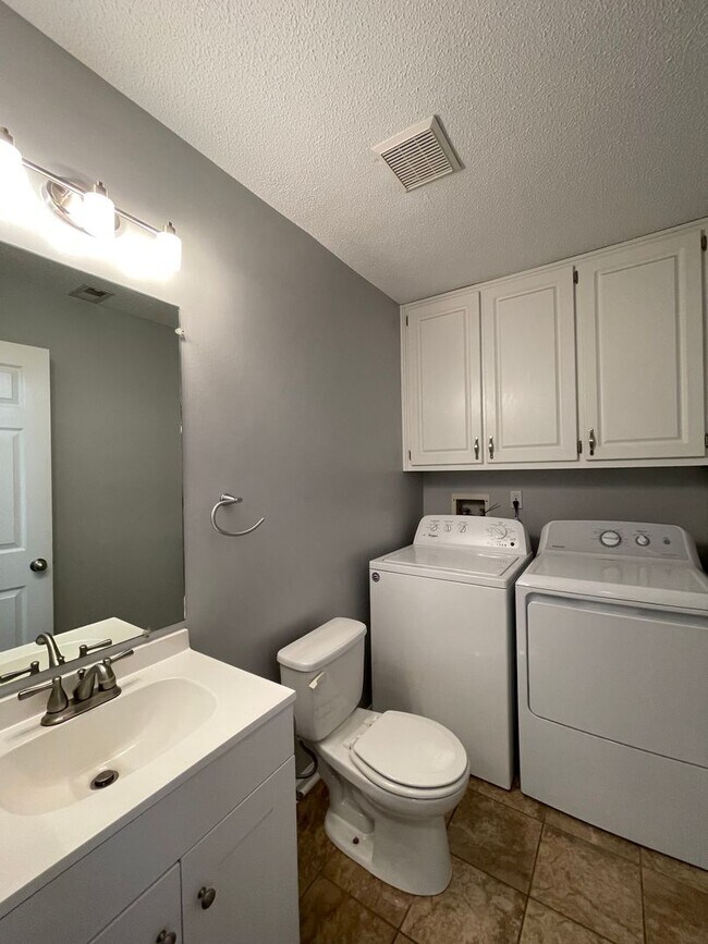 Foto del edificio - Rolling Acres - End Unit w/Several Beautif...